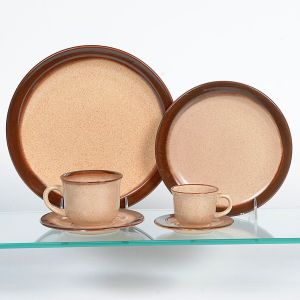 <b>Serviço de jantar </b>em cerâmica esmaltada nos tons de bege e marrom, marca Oxford, linha Grés. Constando de 60 pratos rasos, 38 pratos de sobremesa, 30 xícaras de chá c/ pires e 28 xícaras de café c/ pires. Total de 156 peças.
