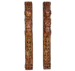 <b>Par de colunas </b>em madeira entalhada, do período barroco, apresentando ao centro figura de cariátides sustentando capitéis e volutas com enrolados na parte baixa. Policromia e rica decoração de época. Séc. XVIII. Alt. 120 cm
