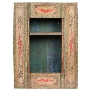 <b>Oratório de parede</b>, brasileiro, em madeira entalhada e pintada, com policromia original desgastada pelo tempo, decorado com motivos florais e volutas. Interior em tom azul-esverdeado com uma prateleira. Med. 84 x 68 x 25 cm