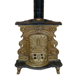 <b>Par de antigos aquecedores </b>em bronze fundido, ricamente ornamentados com elementos em relevo e inscrições na parte frontal. Estrutura com porta central vazada para ventilação e base apoiada sobre pés decorativos. Alt. 67 cm