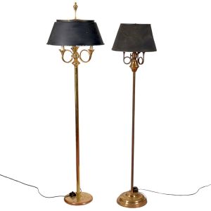 <b>Par de "abatjours" de pé </b>em metal dourado, com haste cilíndrica rematada por cúpula cônica em metal escuro. Fustes encimados por arandelas duplas em aro circular, com base circular lisa e fiação aparente. Alt. 177 e 160 cm