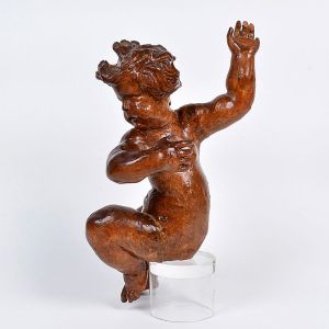 <b>Anjo </b>barroco de parede, entalhado em madeira com resquícios de policromia. Notar o belíssimo movimento torcido para a esquerda. Séc. XVIII / XIX. Três dedos da mão esquerda e um da direita com pequenas perdas. Alt. 46 cm