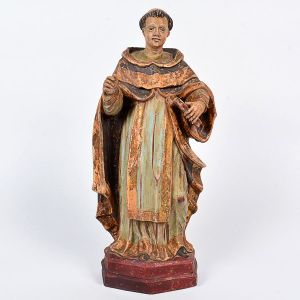 Lindíssima imagem de <b>São Domingos </b>de concepção erudita em madeira entalhada e policromada, apresentando vestes plissadas com realces a ouro. Base chanfrada em tonalidade vermelha. Olhos em contas. Séc. XVIII. Alt. 47 cm