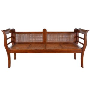 <b>Canapé </b>em madeira nobre, com estrutura de linhas retas e curvas suaves nos braços laterais. Encosto e assento trabalhados em palhinha sextavada. Apoiado sobre quatro pés retos com leve inclinação externa. Compr. 204 cm