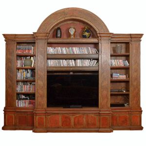 <b>Grande estante </b>em madeira entalhada e patinada, composta por módulo central com arco superior e nicho para televisão, ladeado por prateleiras laterais abertas para livros e objetos decorativos. Med. 342 x 410 x 100 cm