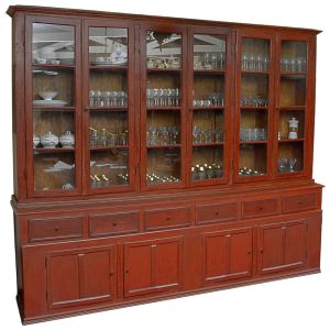Antigo <b>armário vitrine </b>em madeira, de grandes proporções, composto por parte superior com seis portas envidraçadas e prateleiras internas, e parte inferior com gavetas e cinco portas almofadadas. Med. 283 x 344 x 57 cm