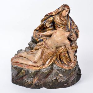 Belíssima imagem da <B>Pietá</B> em madeira entalhada com rica policromia íntegra e douração. Cuidadoso tratamento do perizônio e plissados do manto. Pano de cabeça realçado a ouro. Segunda metade do séc. XVIII. Alt. 44 cm