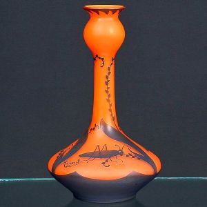 <b>RICHARD - Vaso </b>de formato globular achatado em pasta de vidro acidado, ornamentado em tons de marrom café com folhagens e grilo sobre fundo de cor laranja. Gargalo longo e reto com borda revirada. Assinado. Alt. 30 cm