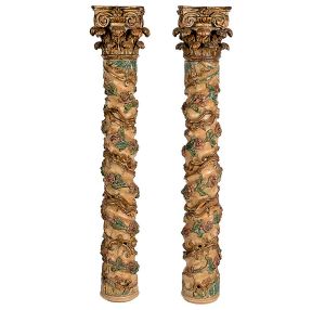 <b>Par de belíssimas colunas </b>em madeira, entalhadas em "torsade" e decoradas com flores e folhas. Rico capitel com volutas reviradas para fora apoiando base em enrolados. Policromia original preservada. Alt. 140 cm 