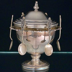 <b>Porta caviar </b>em prata europeia possivelmente italiana, com bojo cônico encimado por friso revirado com 6 colheres. Pé circular e tampa abobadada. Recipiente interno em vidro. Marcas do teor da prata 800. Alt. 15,5 cm