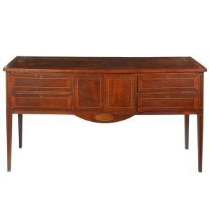 "<b>Sideboard</b>" inglês em madeira nobre, de linhas e tampo retos, apresentando quatro gavetas ladeando duas portas frontais. Frente e laterais com trabalhos de "marqueterie". Pés retos e afilados. Med. 90 x 180 x 50 cm