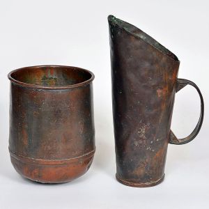 <b>Conjunto composto por dois vasos </b>em bronze de formatos distintos, ambos de corpo martelado e pátina natural do tempo. Um em forma cilíndrica simples e o outro com bico vertedor e alça lateral. Alt. do maior. 42 cm