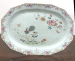 <b>Travessa </b>de forma retangular, recortada, em porcelana Companhia das Índias decorada nos esmaltes Família Rosa representando paisagem com dois pavões no centro e borda com arabescos floridos. Séc. XVIII. Compr. 28 cm