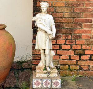 <b>Escultura </b>em cerâmica de Santo Antônio do Porto, "Estio  Verão", representado em posição ereta. Assentada sobre base revestida por azulejos decorativos. Peça com desgaste natural do tempo, necessitando restauro.