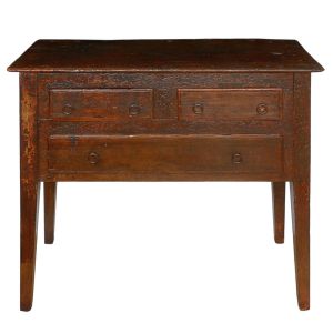 <b>Cômoda </b>em madeira nobre, de linhas retas. Estrutura composta por três gavetas, duas superiores menores e uma inferior maior, com puxadores em formato de argola entalhada na própria madeira. Med. 94 x 104 x 50 cm