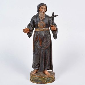 Bela imagem de <b>São Francisco </b>em madeira entalhada e policromada, destacando o rigor das vestes e o símbolo da irmandade ao peito, realçado a ouro. À mão esquerda, uma cruz. Base quadrada. Séc. XVIII. Alt. 37 cm
