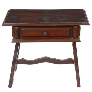 <b>Mesa </b>em madeira, com tampo retangular com borda ressaltada, acompanhada de uma gaveta frontal. Assentada sobre base com pés recortados em volutas, interligados por travessa sinuosa central. Med. 50 x 60 x 35 cm