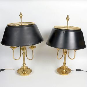 <b>Par de "abatjours" </b>em bronze dourado, com haste central cilíndrica encimada por três braços em volutas, sustentando bocal elétrico. Cúpulas metálicas em tom preto fosco. Bases circulares escalonadas. Alt. 75 cm