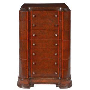 "<b>Semanier</b>" em madeira nobre, de linhas curvas, com sete gavetas frontais dotadas de puxadores torneados em madeira com detalhe central. Cantos arredondados e base com molduras escalonadas. Med. 107 x 64 x 40 cm