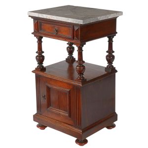 <b>Mesinha de cabeceira </b>em madeira nobre, com tampo em mármore rajado, uma gaveta superior, vão intermediário sustentado por coluninhas torneadas e compartimento inferior com porta almofadada. Med. 81 x 47 x 39 cm