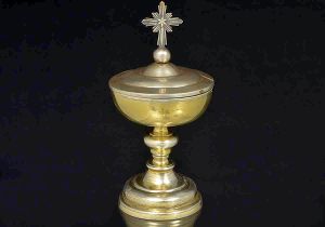 <B>Âmbula </B>em prata com resquícios de "vermeil" em prata brasileira. Haste em segmentos de balaústre sobre base circular abobadada. Tampa sobreposta por cruz sem marcas. Séc. XVIII. Peso 255 gramas. Alt. 17 cm