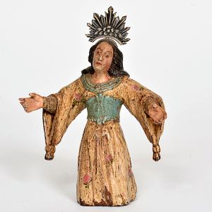 Imagem de <b>Nossa Senhora </b>em madeira entalhada e policromada, representada de braços abertos em atitude acolhedora. Porta resplendor em prata. Policromia com craquelê acentuado e marcas do tempo. Alt. 12 cm