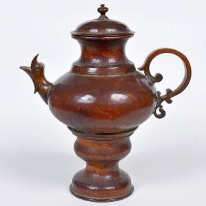 <b>Cafeteira </b>em cerâmica esmaltada em tons de cobre, com bico zoomorfo. Corpo bojudo sobre base em pedestal, tampa abobadada, alça sinuosa com volutas e bico em forma de ave. Europa, séc. XIX.Alt. 40 cm