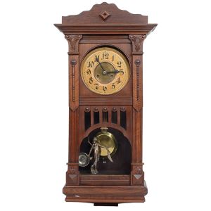 <b>Relógio de parede </b>em madeira entalhada, com mostrador circular em metal dourado, algarismos arábicos e visor inferior com autômato em forma de anjo portando gongo vinculado ao mecanismo. Med. 78 x 40 cm