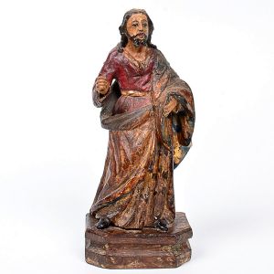 Imagem de <b>São José </b>em madeira entalhada e bela policromia com vestes plissadas entrevendo-se os coturnos e manto arrebanhado ao braço esquerdo. Base chanfrada. Primeira metade do séc. XIX. Alt. 24,5 cm
