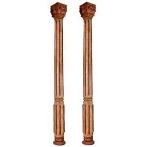 Belo <b>par de grandes colunas </b>em madeira torneada e patinada na cor bege, apresentando filetados em baixo relevo e capitéis ao topo. Base circular entalhada com folhagens. Início do séc. XIX. Alt. 335 cm