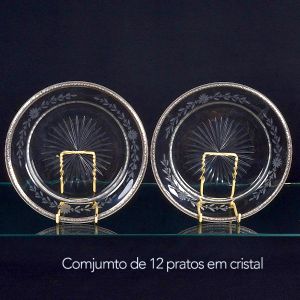 <b>Conjunto de 12 pratos </b>circulares em cristal francês, com borda em prata. Centro lapidado em raios e borda decorada por guirlanda floral gravada. Contraste "Cabeça de Minerva, teor 950ml. Diâm. 20,5 cm