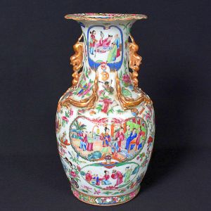 <b>Vaso</b>  em porcelana chinesa Mandarim, ricamente esmaltado com cenas cortesãs e palacianas em policromia viva. Decoração minuciosa com apliques em relevo dourado em forma de quimeras. Séc. XIX. Alt. 33 cm