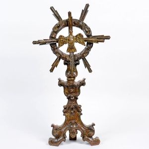 Belíssimo <b>Espírito Santo </b>em madeira entalhada e policromada, com a pomba do Divino centralizada por nuvens e raionados. Base trípode movimentada com elementos do barroco. Séc. XVIII / XIX. Alt.72 cm