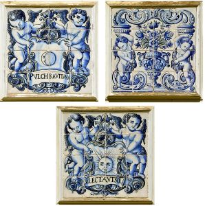 <b>Conjunto de três painéis de azulejos </b>decorativos, cada um composto por 16 peças pintadas à mão em azul e branco, com representação de querubins e elementos florais barrocos. Emoldurados em madeira.