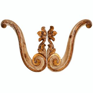 <b>Pequena talha </b>dourada em madeira entalhada. Composta por dois elementos simétricos em volutas, decorados com motivos vegetalistas centrais. Trabalhada em policromia e douramento parcial. Alt. 43 cm