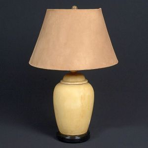 <b>Potiche </b>montado para abatjour, em cerâmica bege esmaltada, de formato abaulado, sobre base circular em madeira ebanizada. Estrutura elétrica com dois bocais e meia cúpula em tecido bege. Alt. 73 cm