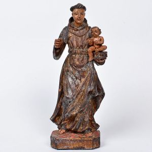 Bela imagem de <B>Santo Antônio com o Menino</B>  em madeira entalhada em plissados. Policromia e douração preservadas. À mão esquerda, o Menino sobre o evangelho. Base marmorizada. Séc. XVIII. Alt. 31 cm