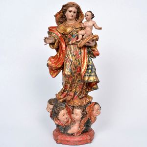 Belíssima imagem de <b>Nossa Senhora do Rosário com o Menino</b>, em madeira entalhada em plissados com riquíssima pátina florida e douração de época. Base com cabeça de anjinhos. Séc. XVIII. Alt. 62 cm