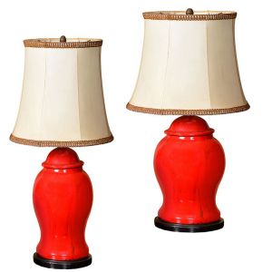 <b>Par de potiches </b>montados para "abatjours", em porcelana chinesa coral, de forma abaulada, sobre base circular em madeira. Cúpula em tecido claro com acabamento em passamanaria dourada. Alt. 90 cm