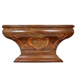 Belíssima e grande <b>mesa de sacristia </b>em madeira, com tampo retangular sobre corpo em movimento ondulatório. Delicado entalhe com motivos barrocos em policromia. Séc. XIX. Med. 107 x 190 x 50 cm