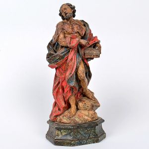 Bela imagem de <b>São Bartolomeu </b>em madeira entalhada com elaborado panejamento em rica policromia azul e carmim. À mão esquerda o evangelho. Base chanfrada e marmorizada. Séc. XVIII. Alt. 28,5 cm
