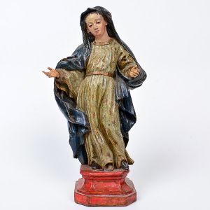 Bela imagem de <b>Nossa Senhora </b>em madeira entalhada, apresentando veste em policromia florida sobre fundo verde claro. Sobremanto de cor azul. Base chanfrada na cor carmim. Séc. XVIII. Alt. 32 cm