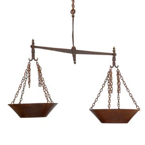 <b>Balança </b>antiga em bronze, modelo suspenso, composta por barra horizontal com dois pratos cônicos pendentes por correntes. Estrutura com pátina escurecida natural do tempo. Med. 150 x 155 cm