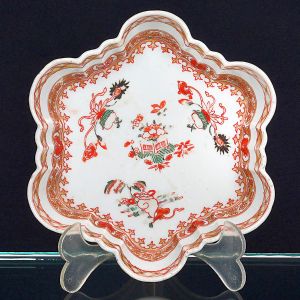 <b>Covilhete </b>em porcelana Companhia das Índias decorada em policromia nos esmaltes da Família Rosa. Borda recortada e fundo decorado com motivos florais. Período Qianlong (1736-1795). Compr. 14 cm