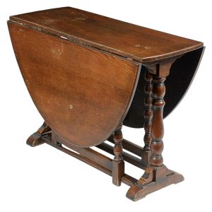 <b>Mesa "gate-leg" </b>inglesa, em madeira nobre. Tampo oval com duas abas basculantes, apoiadas em pernas torneadas conectadas por traves. Med. fechada 74 x 107 x 40 cm; Med. aberta 74 x 150 x 40 cm