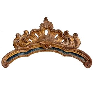 Belíssimo <B>florão </B>em madeira entalhada tendo ao topo vazados com motivos vegetais apoiado em arcada. Policromia de época em tonalidade azul e douração preservada. Séc. XVIII. Med. 70 x 143 cm