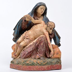 Belíssima imagem de <b>Pietá</b>  esculpida em madeira de concepção erudita. Belo panejamento do véu da Santa e feições de genuína tristeza. Policromia de época preservada. Séc. XVIII. Alt. 24 cm