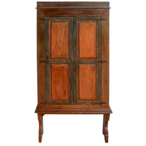 <b>Armário mineiro </b>em madeira de lei, com portas almofadadas e pintura policromada em tons de vermelho queimado e verde musgo. Base com pés recurvos e saia frontal entalhada. Med. 192 x 91 cm