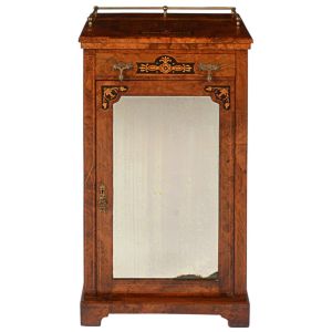 <b>Armário </b>em madeira nobre, com "marqueterie", apresentando tampo com gradil metálico, uma gaveta superior e porta frontal com espelho antigo. Interior com prateleiras. Med. 94 x 52 x 38 cm