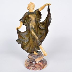 <b>VERY, ALEXANDRE</b> - Escola francesa. Escultura criselefantina em bronze patinado e marfim representando dançarina. Base circular em mármore. Segunda metade do séc. XIX. Assinada. Alt. 28 cm